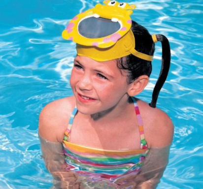 Los Niños Con Gafas De Buceo En La Piscina. Fotos, retratos